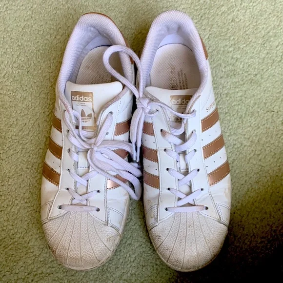 Adidas superstar hotsell gold stripe